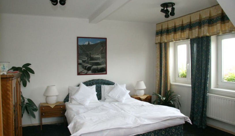 Wellness pension Rainbow ® Karlovy Vary - Dvoulůžkový pokoj č.1 - 2 +rozkládací gauč pro 2 děti s bufetovou snídaní, parkoviště, Wifi